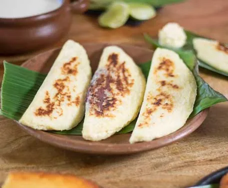 Riguas de maíz tierno cocinadas en hoja de plátano